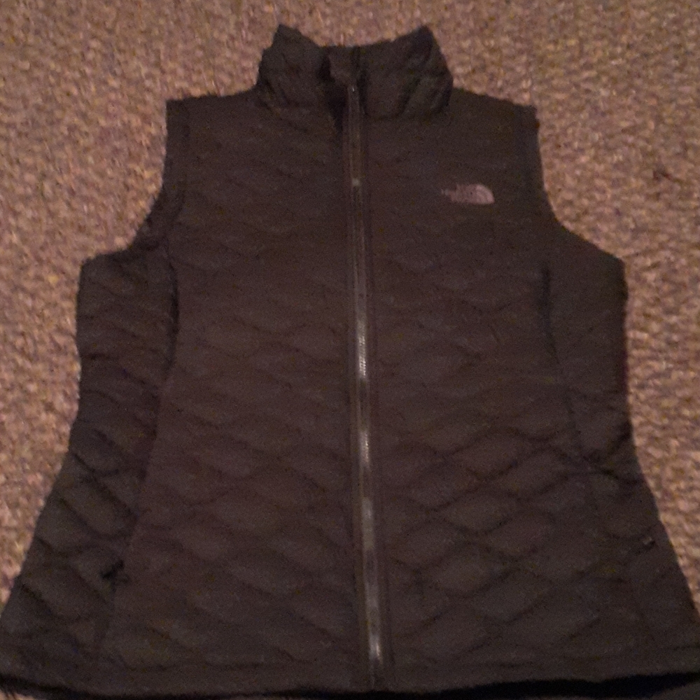 Black north face puffy vest